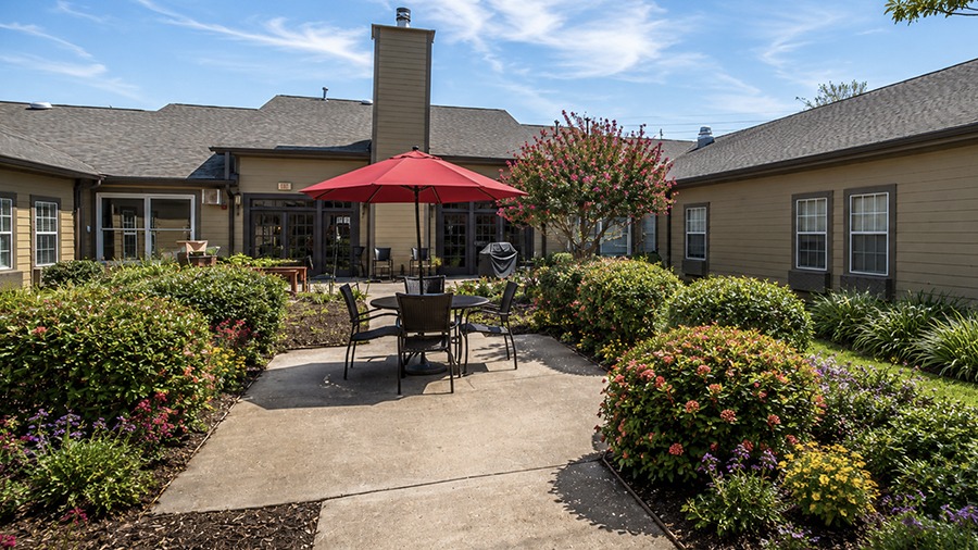 Outdoor patio at American House Shallowford, a senior living community with assisted living and memory care in Shallowford, Tennessee