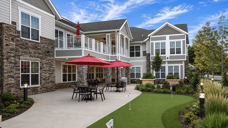 Putting green and outdoor seating at American House Hampton Village assisted living and memory care facility in Rochester Hills, MI