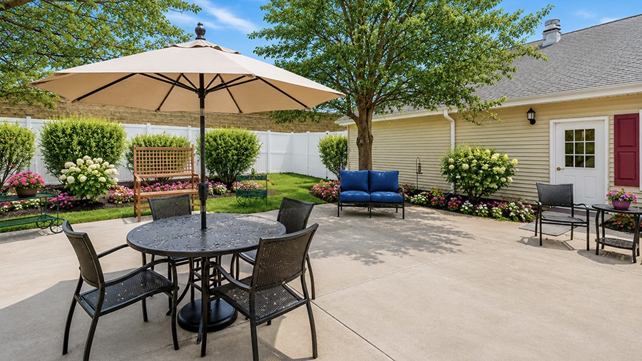 Patio with seating at American House Lebanon memory care and assisted living facility in Lebanon, TN