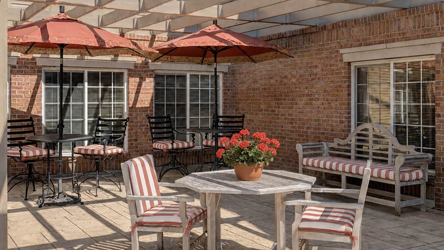 Patio at American House Park Place senior living facility in Warren, MI