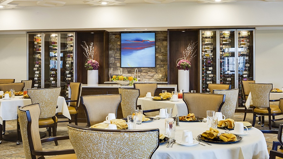 Restaurant-style Dining room at American House Burlington Creek Assisted Living and Memory Care Facility in Kansas City, MO