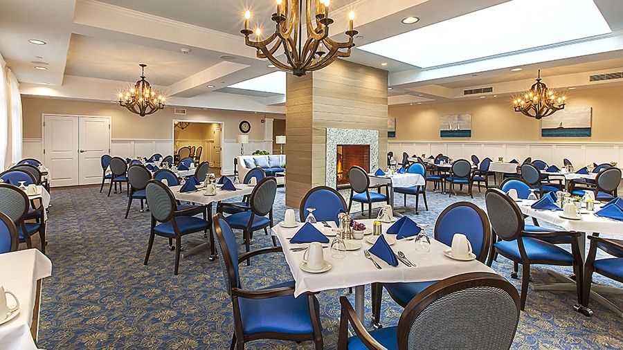 Restaurant style dining room at American House Lakeshore senior living and memory care facility in Roseville, MI