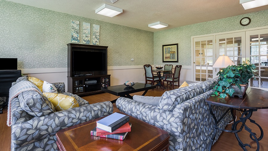TV lounge and seating area at American House Murfreesboro Assisted Living and Memory care facility in Murfreesboro, TN