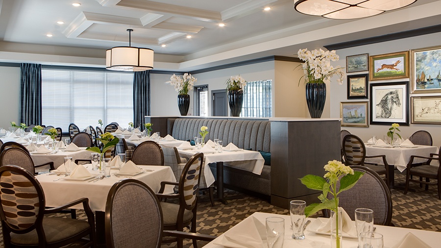 Restaurant-style dining room at American House Somerset assisted living and memory care facility in Troy, MI