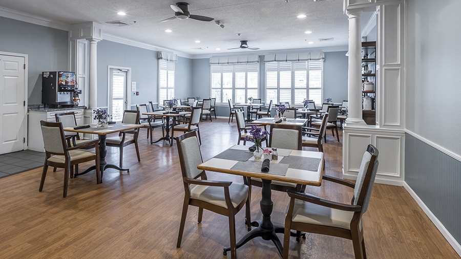 Dining room at American House Lebanon memory care and assisted living facility in Lebanon, TN