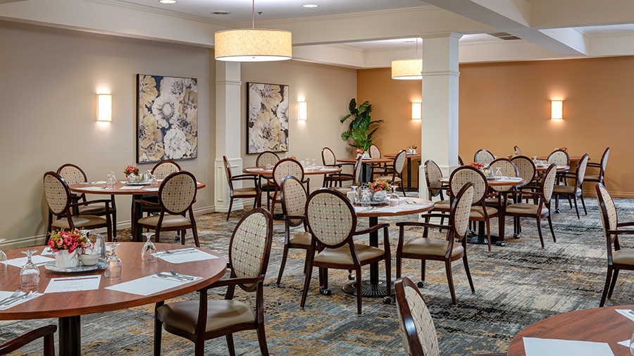 Dining Room at American House Sterling Woods Senior Living Community in Sterling Heights
