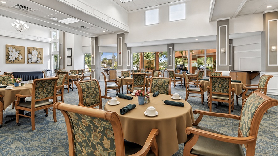 Dining room at American House The Palms senior living community in North Fort Myers, FL