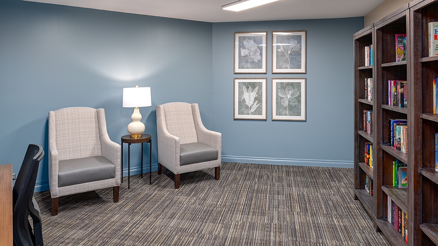 Library at American House Sterling Woods Senior Living Community in Sterling Heights