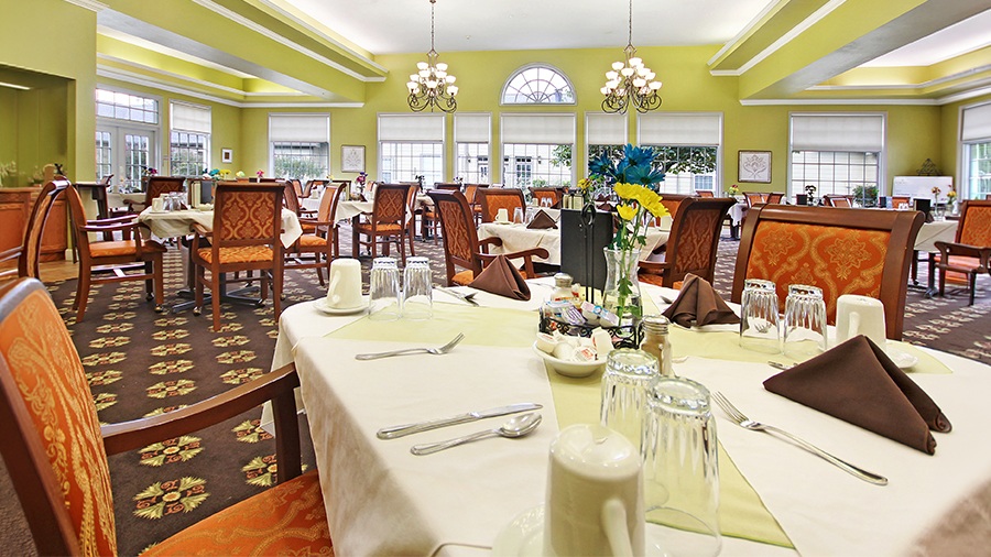 Dining room at American House Brentwood, a senior living community in Nashville, Tennessee