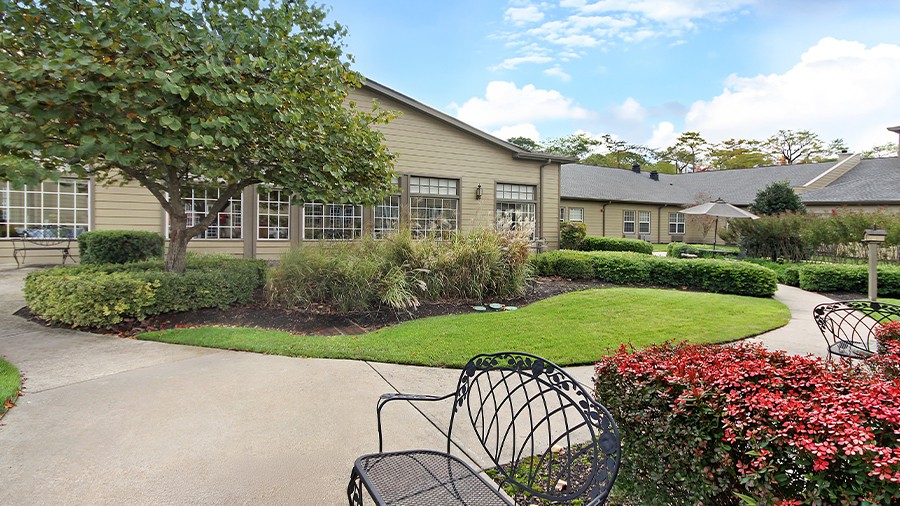 Garden and sitting area at American House Brentwood, a senior living community in Nashville, Tennessee