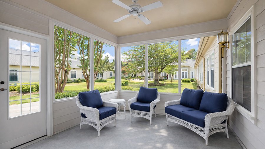 Sunroom at American House Bartlett assisted living facility in Bartlett, TN
