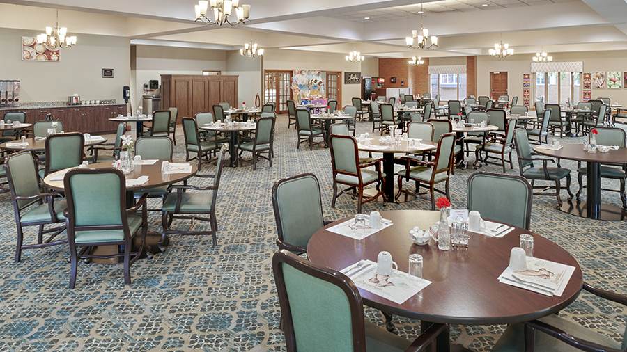Dining room at American House East I independent living and assisted living facility in Roseville, MI