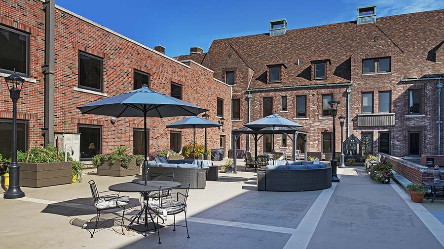 Outdoor patio at American House Grosse Pointe Cottage Senior Living Facility