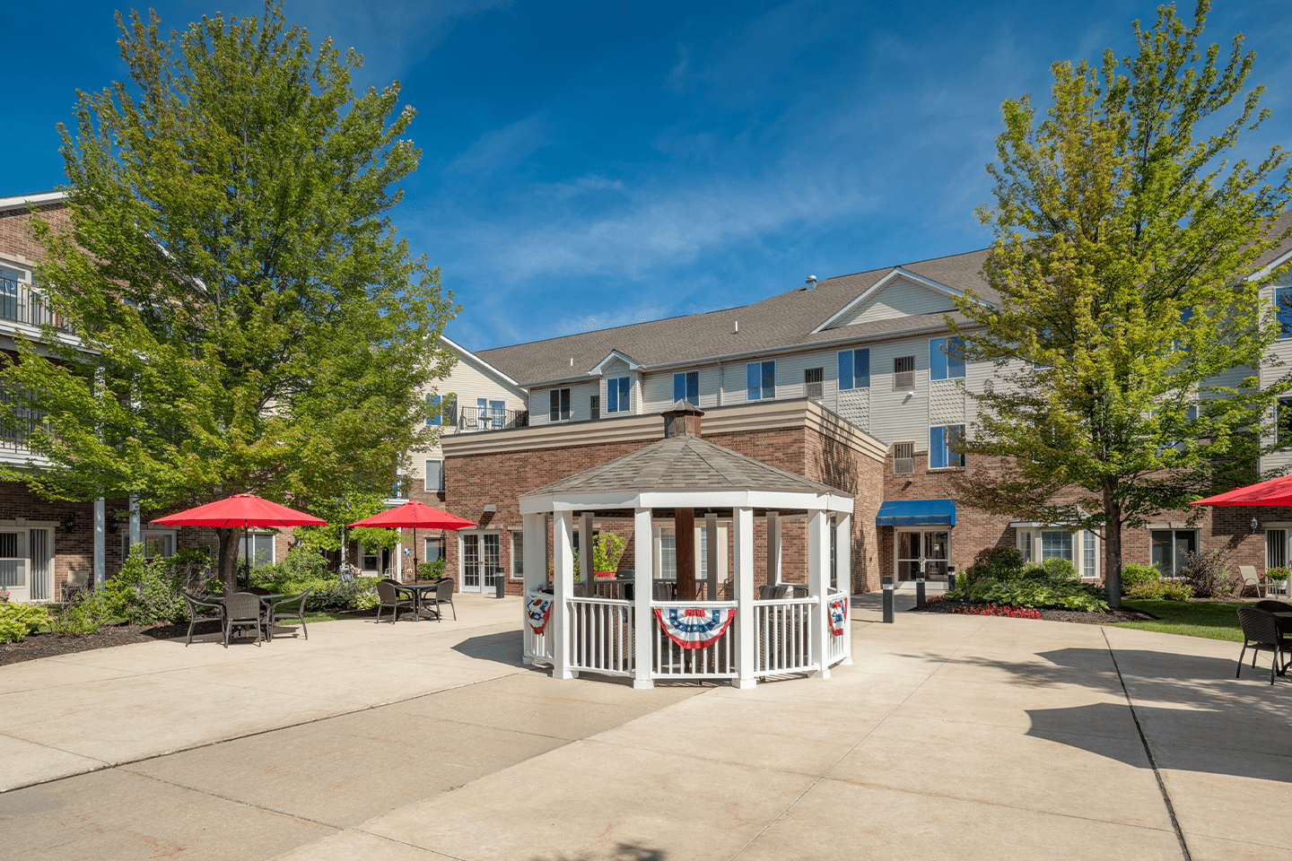 Patio at American House Sterling Woods Senior Living Community in Sterling Heights
