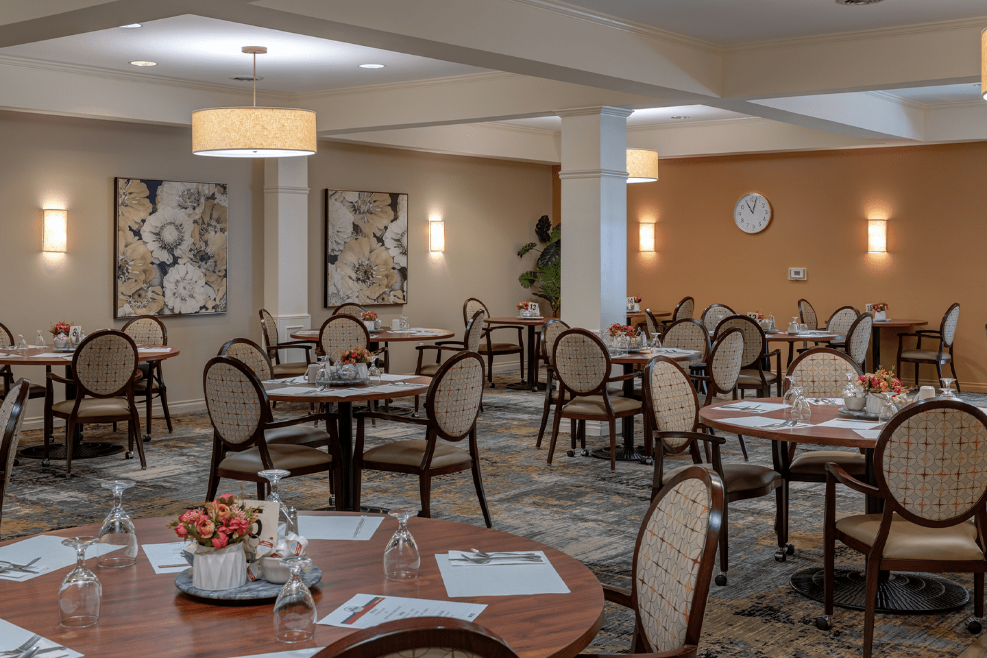 Dining Room at American House Sterling Woods Senior Living Community in Sterling Heights